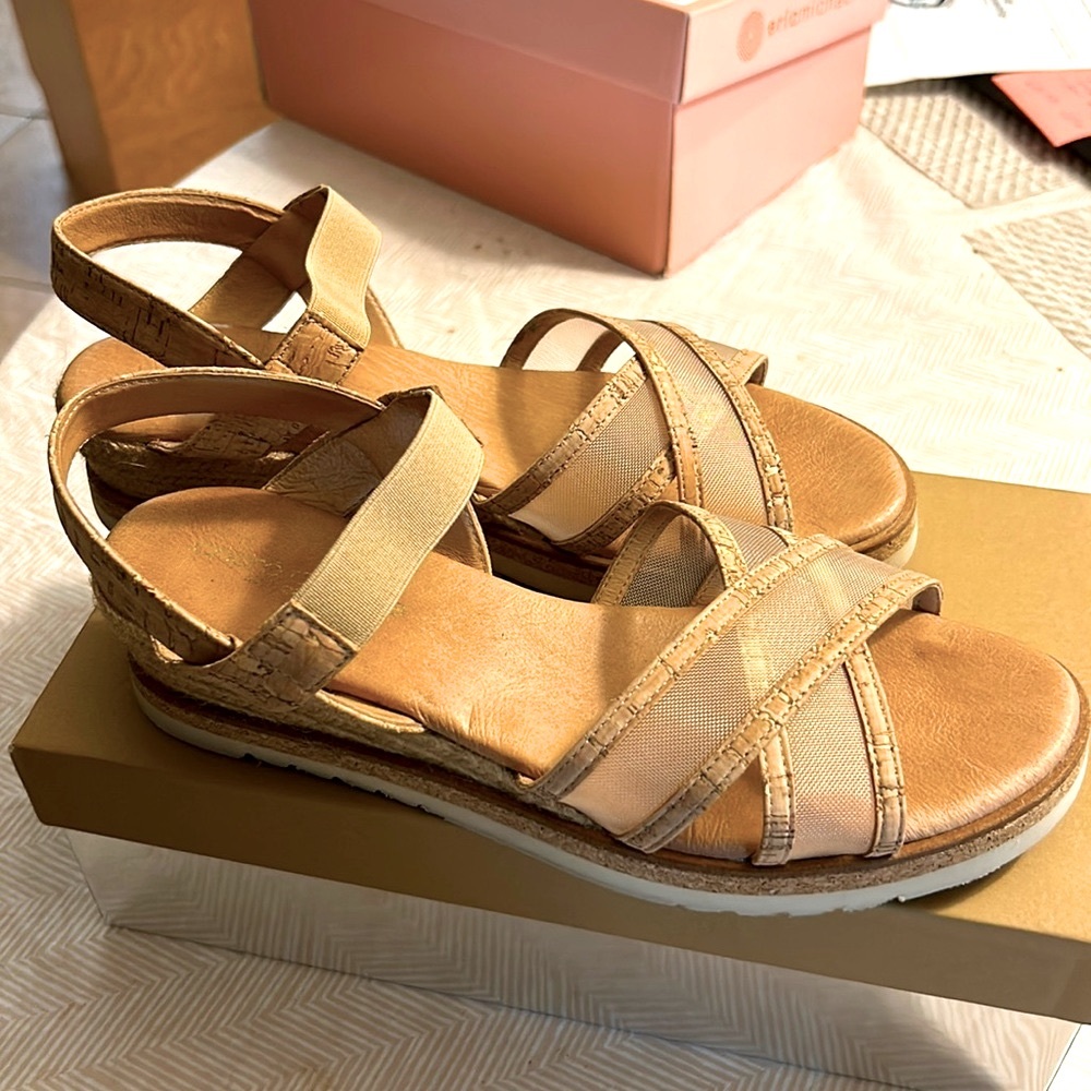 Size 10 (EU 40) natural/cork lightweight sandals made in Spain. Leather insole.